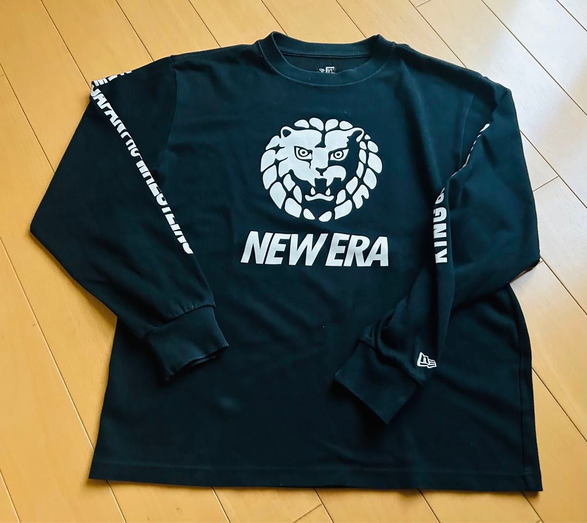 ■激レア！NEW ERA ニューエラ 新日本プロレスリング コラボ ライオンマーク ロングTシャツ 長袖 ロンT Mサイズ 