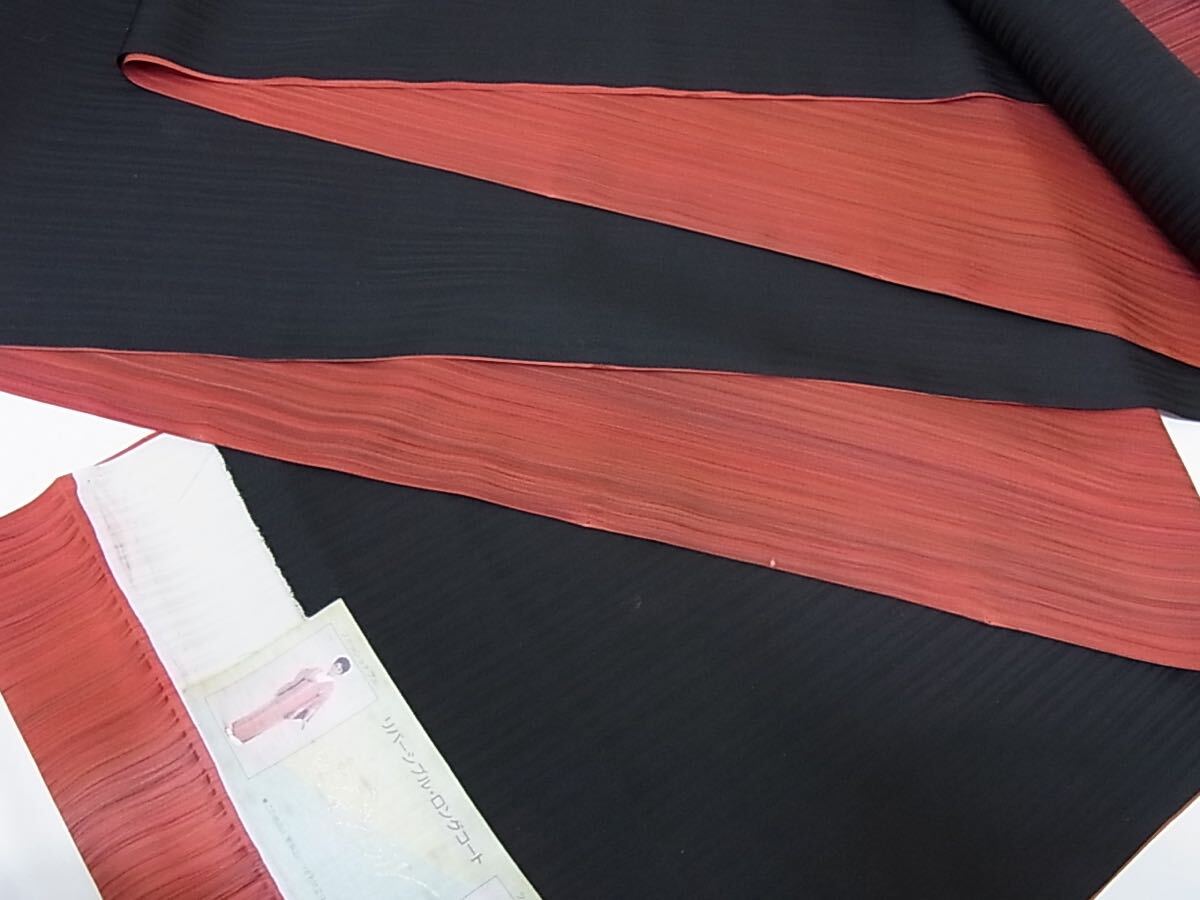 未使用品　反物　羽尺　羽織・雨コート　ロングサイズ　リバーシブル　黒色　赤色　正絹■003_画像1