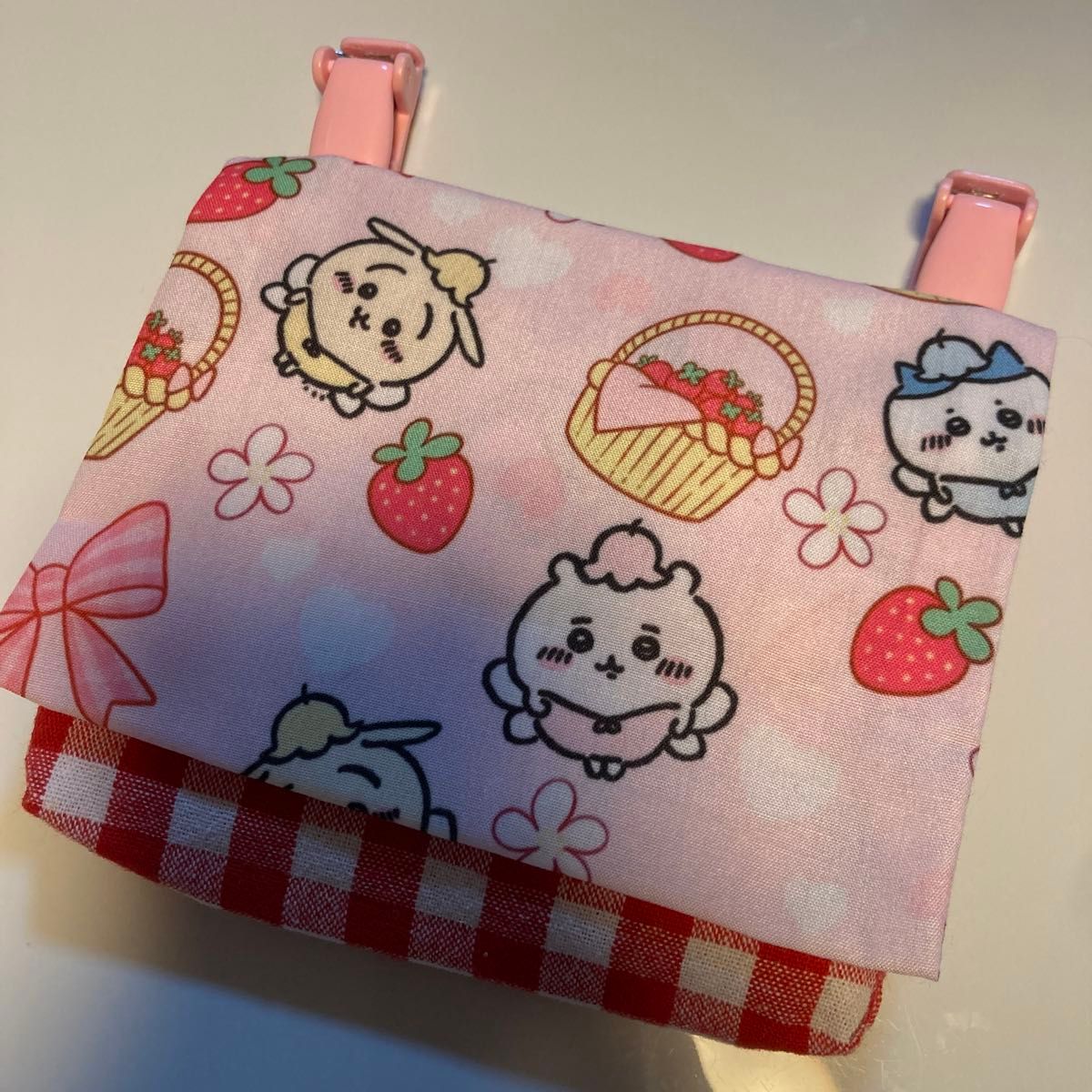 女の子　移動ポケット　ハンドメイド　いちごチェック（クリップ付き）