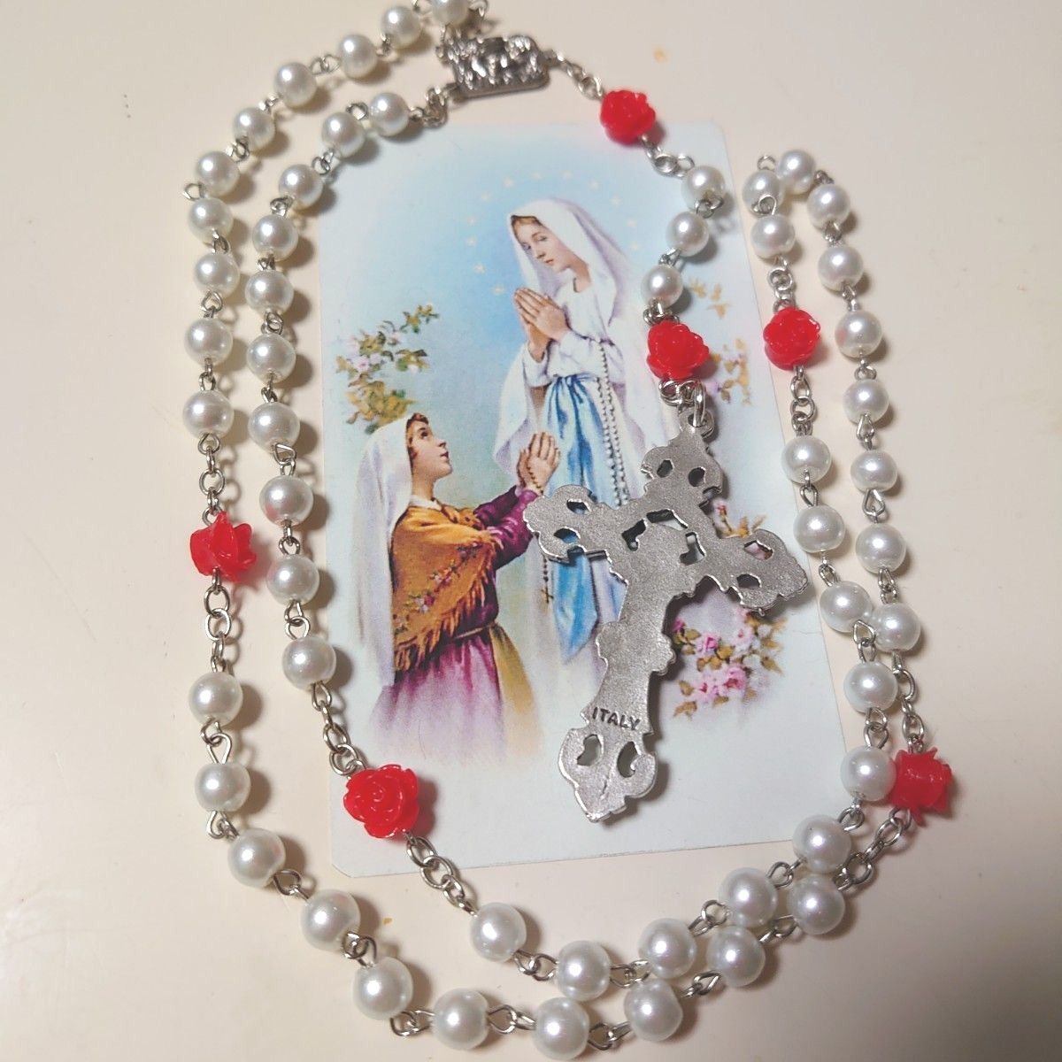 イタリア製美しい十字架パールと赤い薔薇のロザリオ ネックレス ルルドの泉 マリア様
