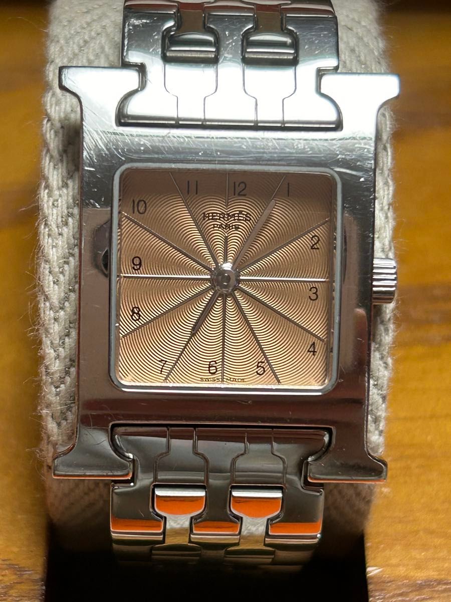 HERMESの腕時計になります。やや小傷があります。2024年2月に電池交換しました。付属品は写真のお箱がつきます。