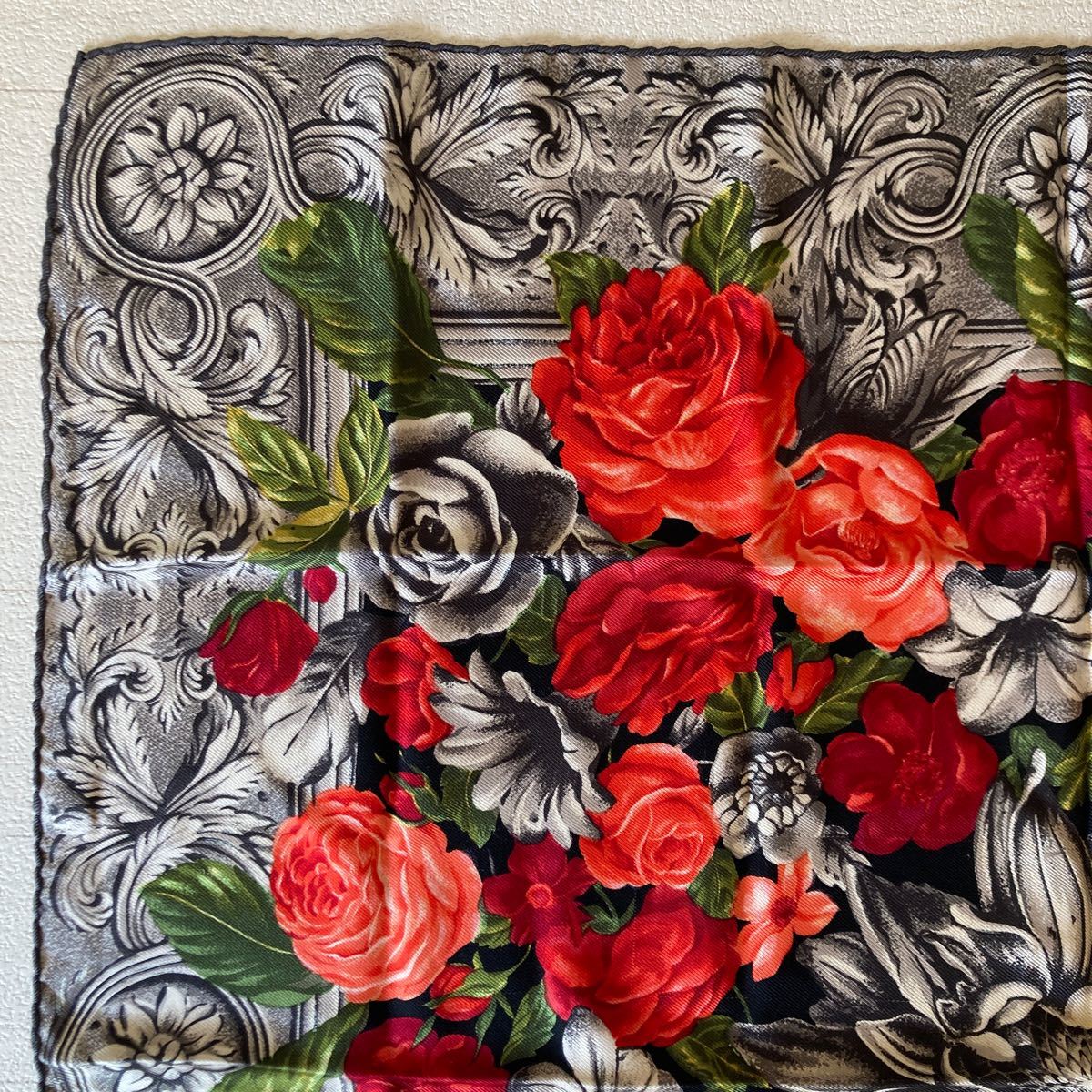 ディオール　スカーフ　花柄　植物文様　グレー系×赤系　約83×82cm_画像3