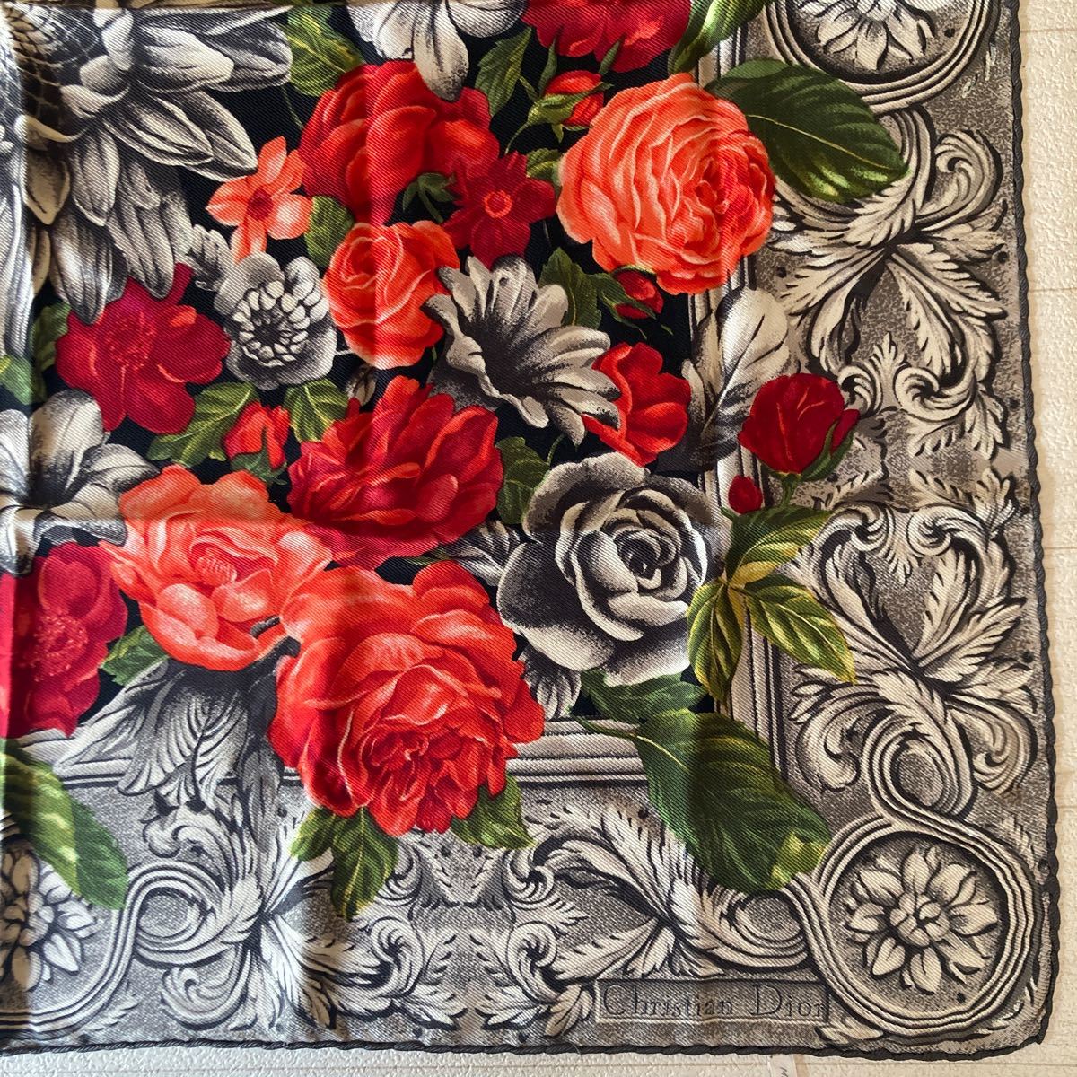 ディオール スカーフ 花柄 植物文様 グレー系×赤系 約83×82cmの画像5