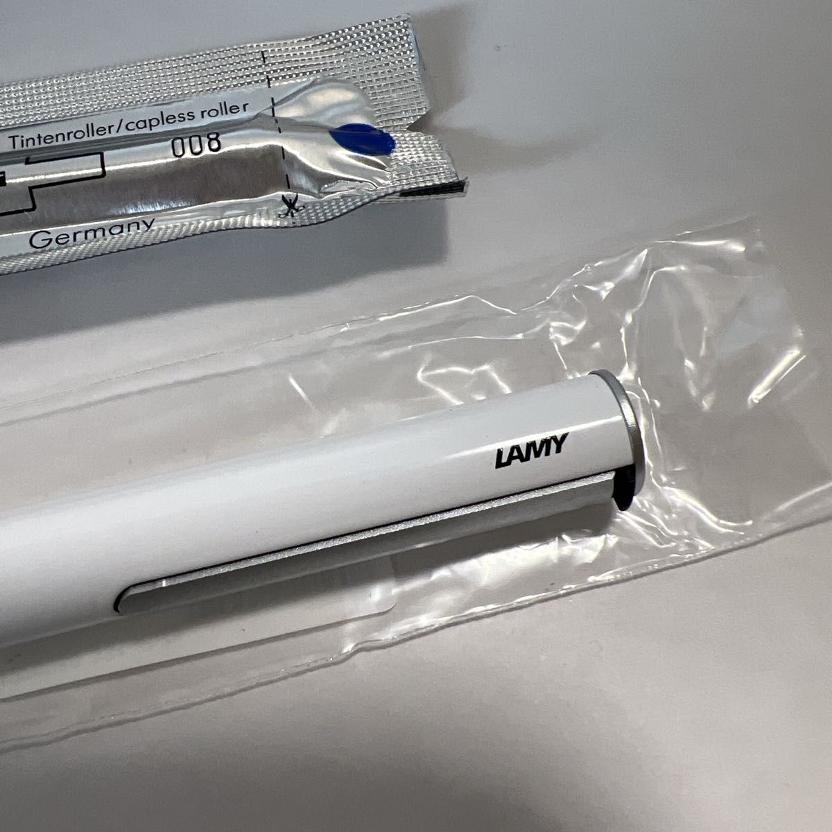 新品未使用 LAMY SWIFT 白 ホワイト ローラーボール ボールペン 新品未使用 LAMY SWIFT 白 ホワイト ローラーボール ボールペン