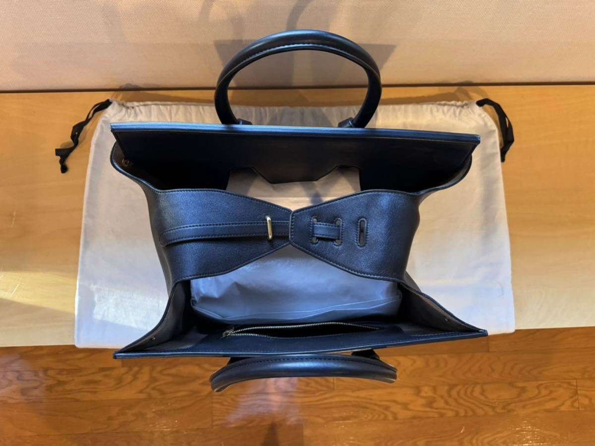 Celine original handbag. Black leather, excellent condition, bought at Barneys’s NY for $ 3,400. With original cloth bag._画像6