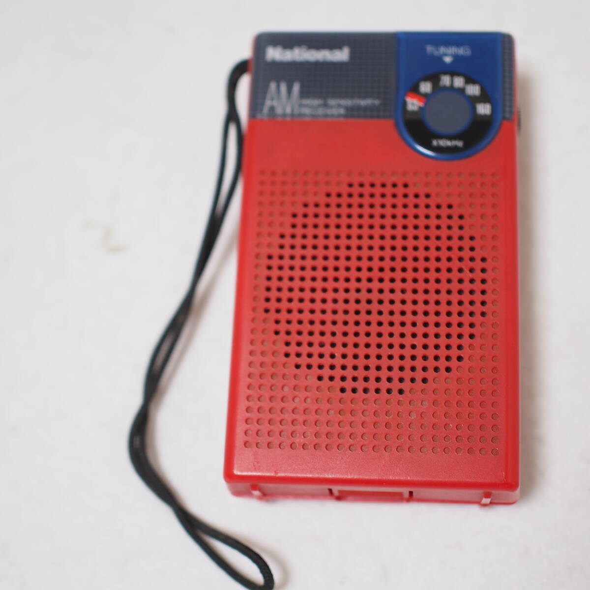 National ナショナル　古い電池式携帯 ラジオ　赤　AMのみ　R-1007 昭和レトロ　ジャンク　現状品　管理番号445-9_画像1