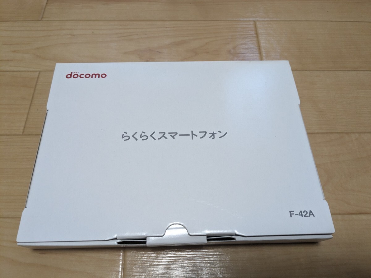 ☆未使用☆【SIMロック解除済】docomo F-42A ネイビー らくらくスマートフォン_画像1