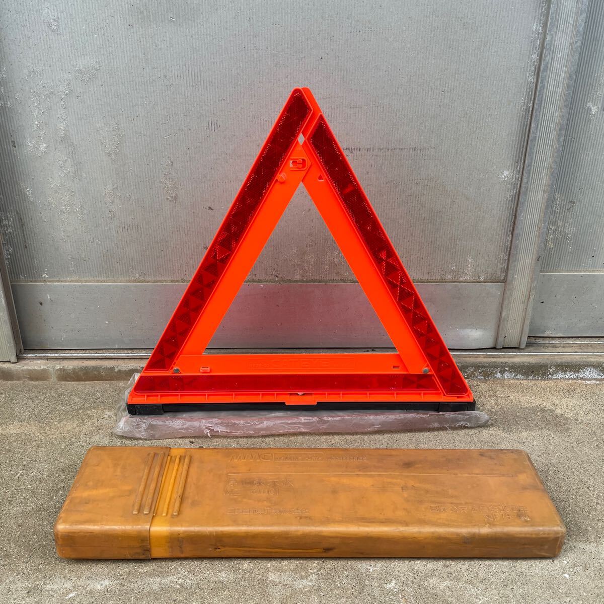 MMC Mitsubishi automobile original triangle stop display board old car that time thing Galant GTOFTO Sigma Ram da Lancer Ceres te Mirage Showa Retro 