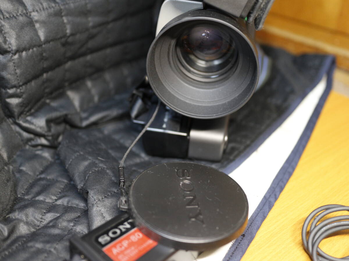 ソニー SONY Video8 PRO ８ミリビデオカメラ CCD-V100 バッテリー/ビデオライト 動作未確認の画像5