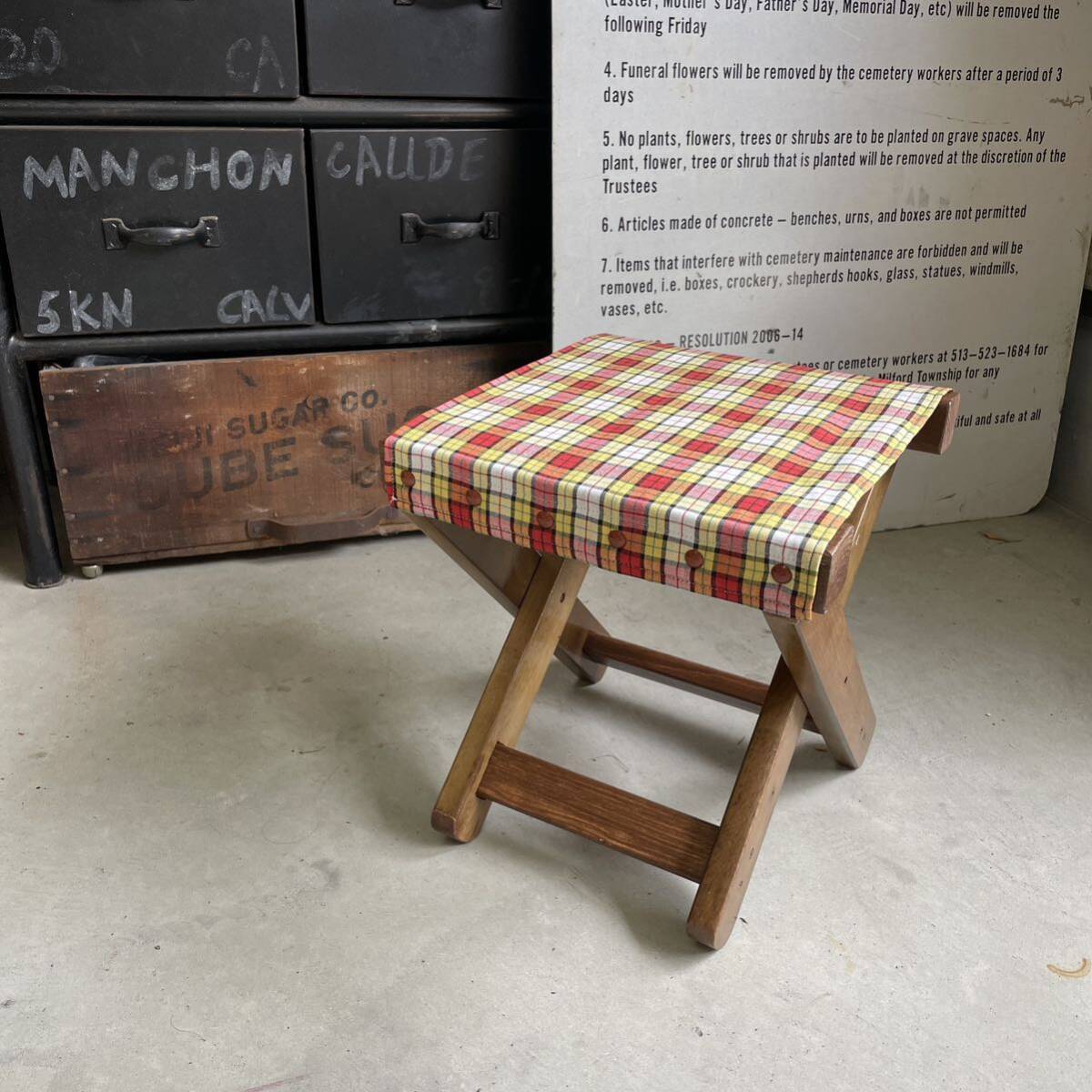 木製 スツール 折り畳み ウッド スタンド ビンテージ レトロ チェック柄 古道具 椅子 チェア ハンドメイド キャンプ サイドスタンドの画像1