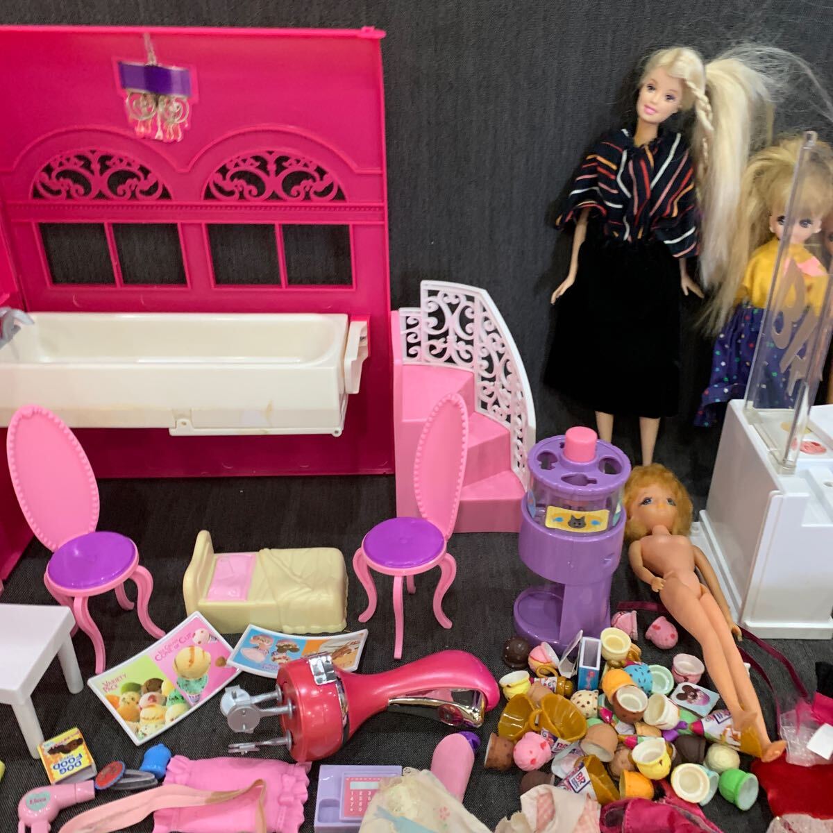 ［まとめ売り］リカちゃん Barbie人形　着せ替え人形 洋服 サーティーワン　Barbieハウス　家具 小物 大量セット　ゆ_画像5