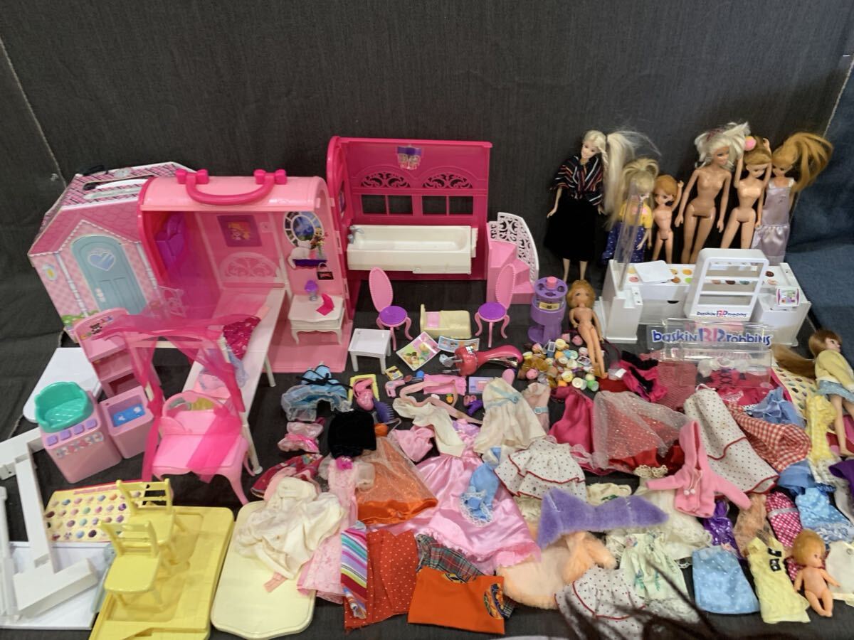 ［まとめ売り］リカちゃん Barbie人形　着せ替え人形 洋服 サーティーワン　Barbieハウス　家具 小物 大量セット　ゆ_画像1