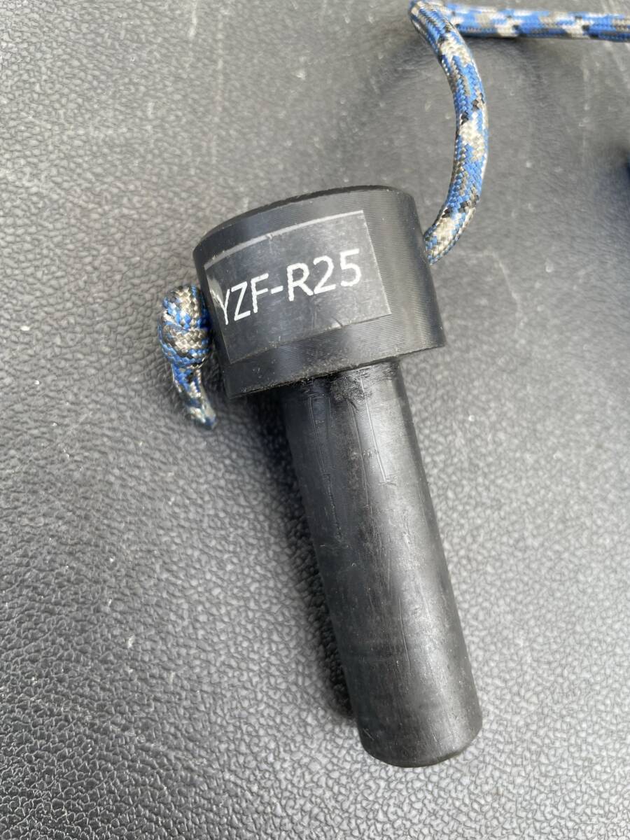 ●YZF-R25 リアキャリパーサポートホルダー 倉庫整理品C12-6の画像1