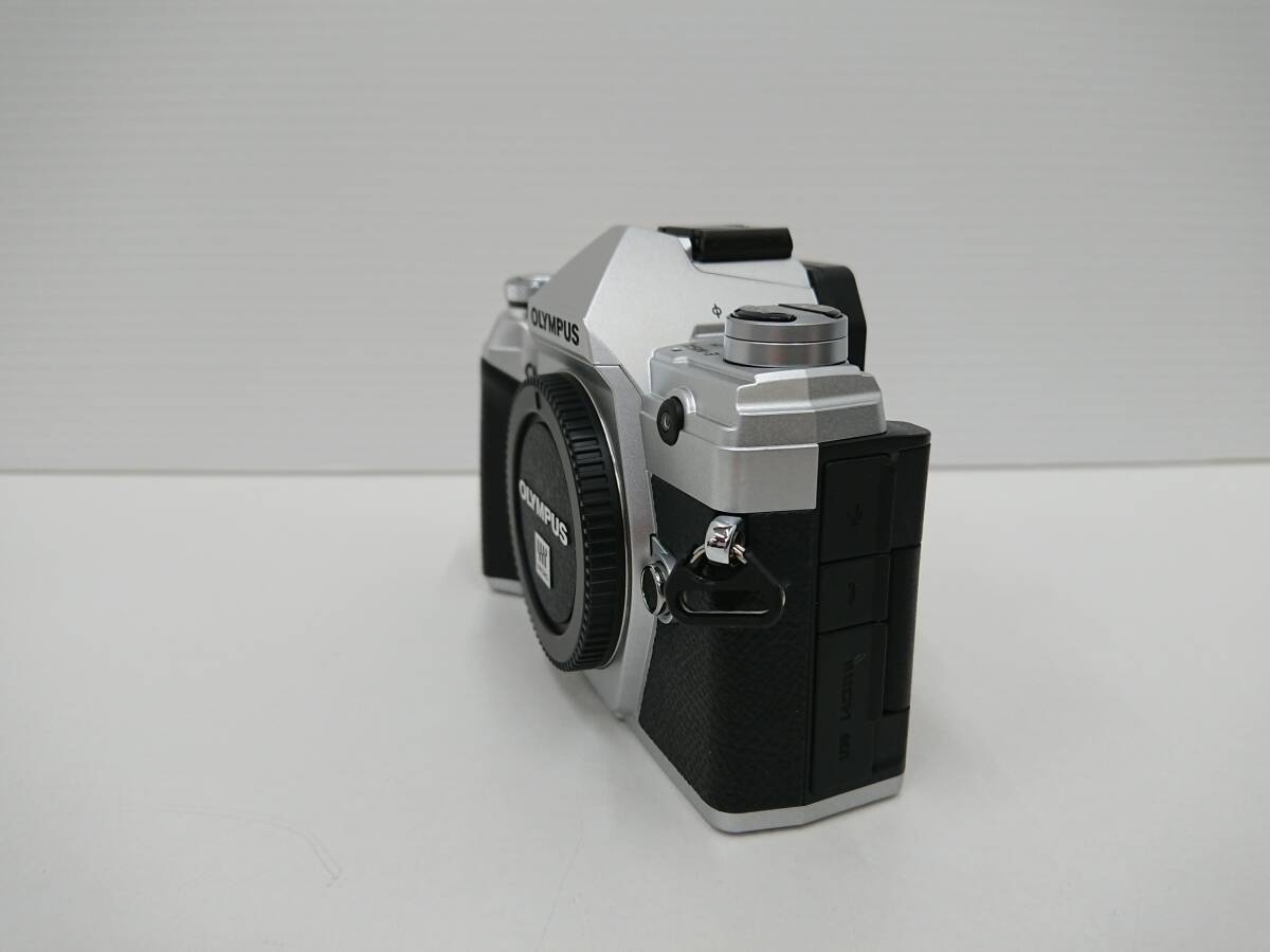 使用数回 美品 オリンパス OM-D E-M5 MarkⅢ シルバーボディ レンズ 14-150mm 1:4-5.6 デジタル ミラーレス一眼カメラ OLYMPUS_画像3