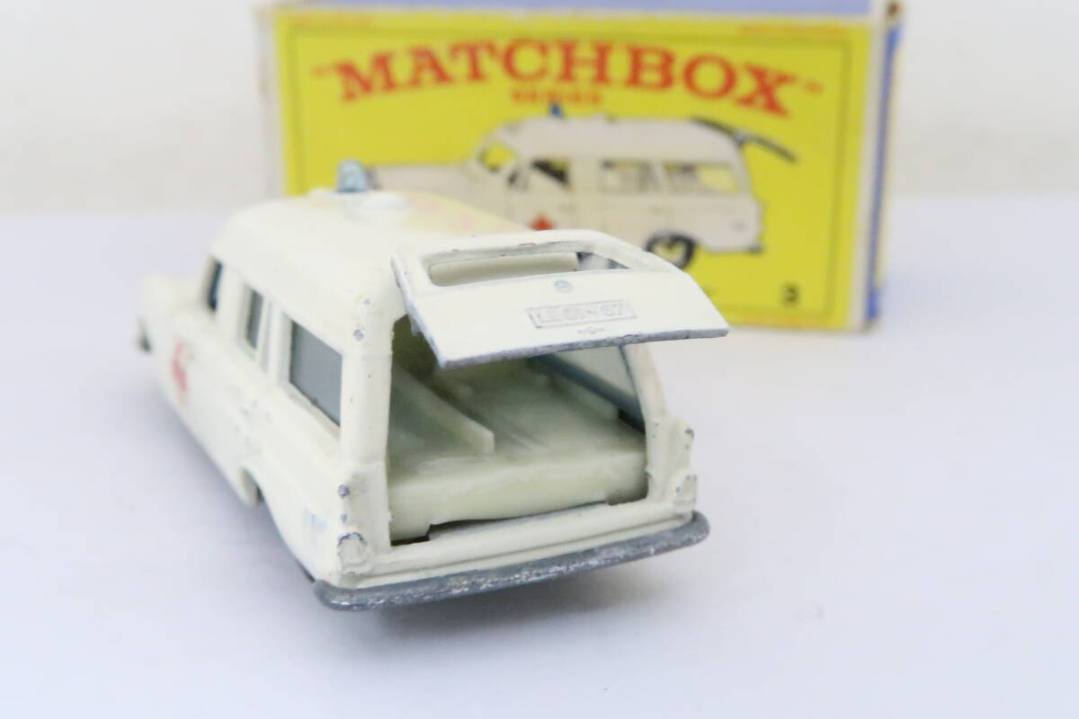 matchbox MERCEDES BENZ BINZ AMBULANCE ベンツ 救急車 イギリス製 難有 ヨコ_担架無し