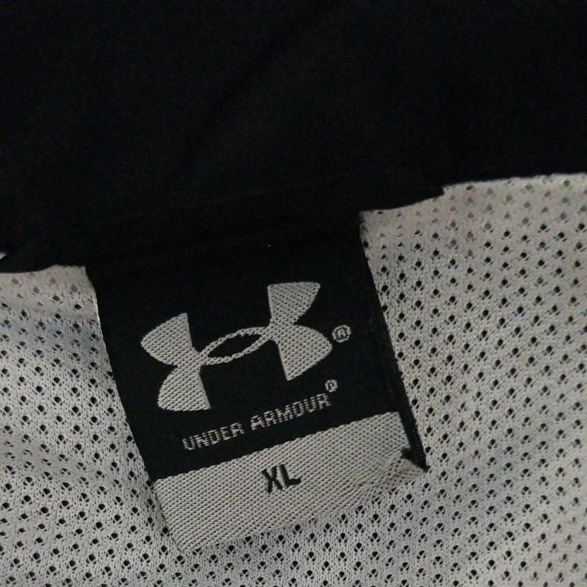 UNDER ARMOUR ナイロンジャケット裏メッシュ　黒系　USA-XL