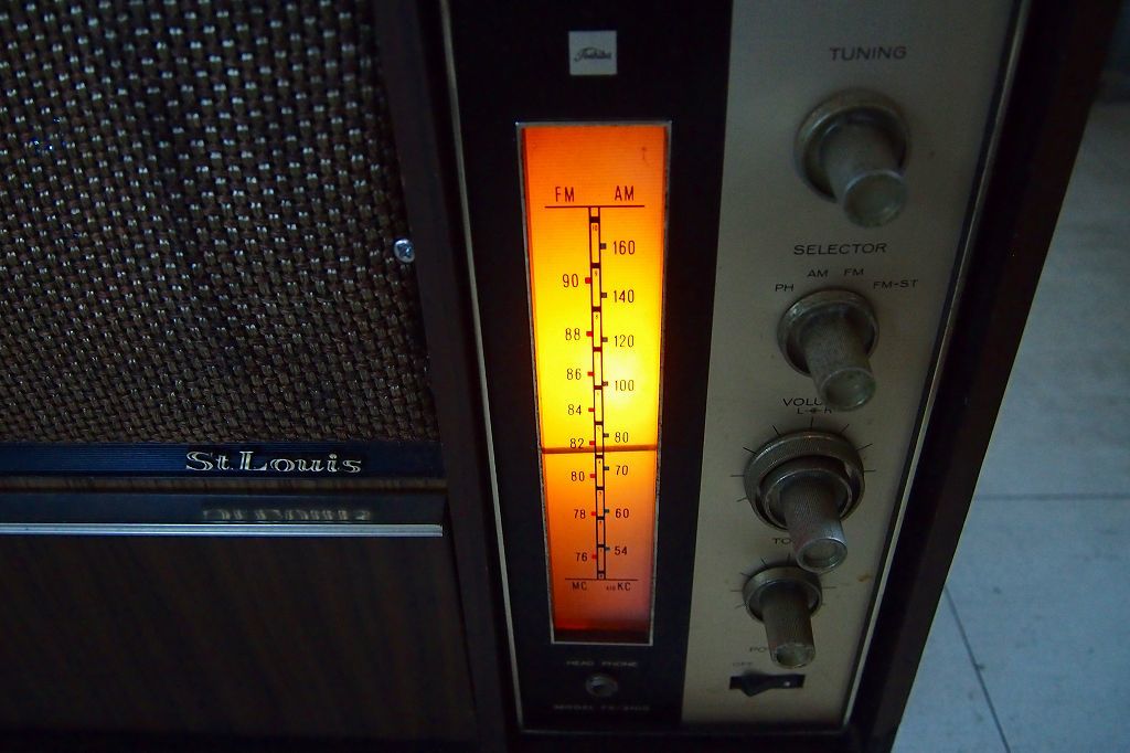 TOSHIBA MODEL FS-3100 vacuum tube radio AM/FM. reception do, sound out has confirmed 