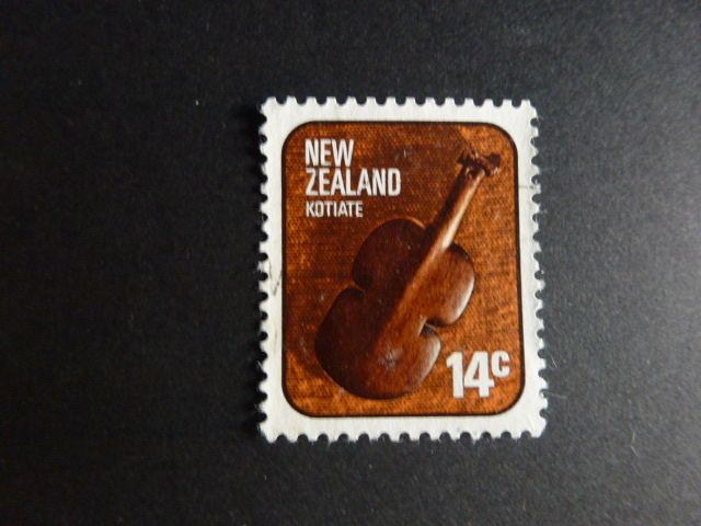 A-70　ニュジーランド切手　楽器　_画像1