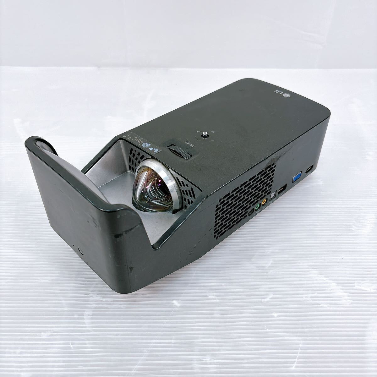 【現状品】 LGエレクトロニクス Minibeam UST PF1000UGブラック超単焦点 プロジェクター リモコン付き_画像2