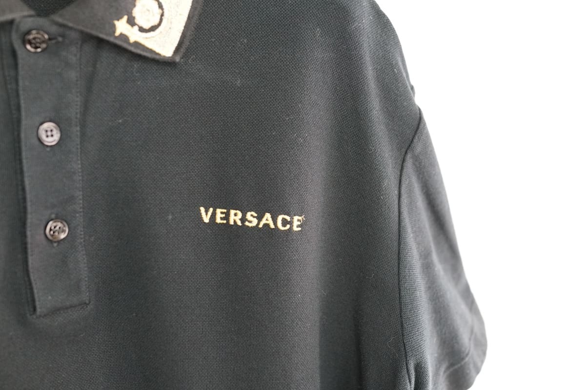 2019 VERSACE ヴェルサーチ ポロシャツ ブラック 金刺繍 ロゴ A83573 XLサイズ コットン100%_画像2