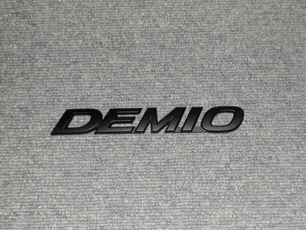 * Demio (DJ)/DEMIO эмблема ( матовый черный ) задний 