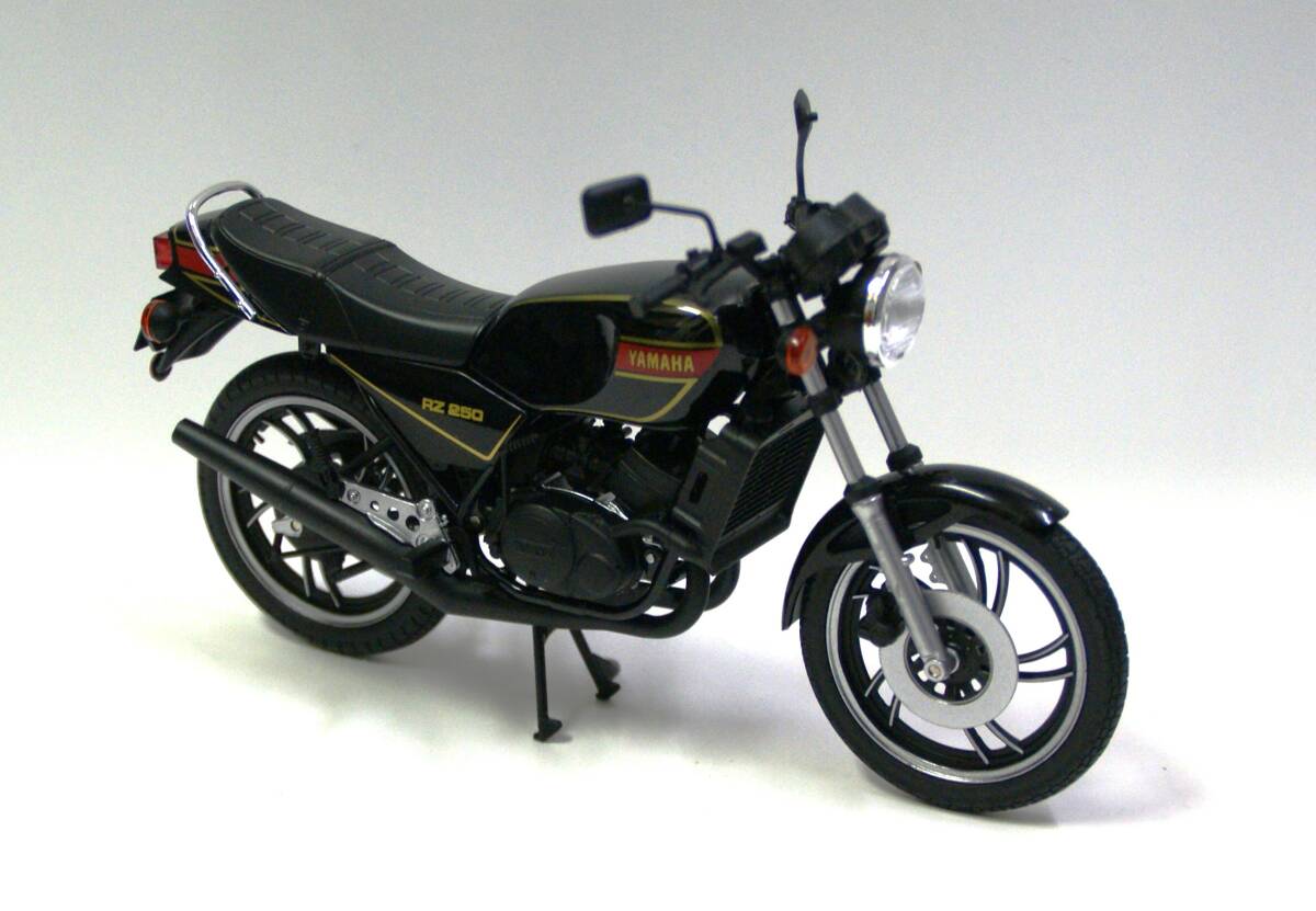 【アオシマ】1/12 ヤマハ RZ250 1980年 ニューヤマハブラック（ 商品№ 110423)の完成バイクモデル_画像3