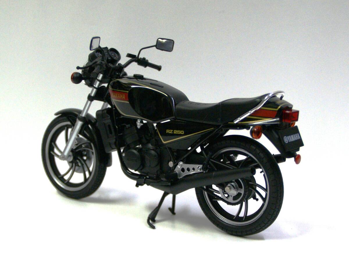 【アオシマ】1/12 ヤマハ RZ250 1980年 ニューヤマハブラック（ 商品№ 110423)の完成バイクモデル_画像5