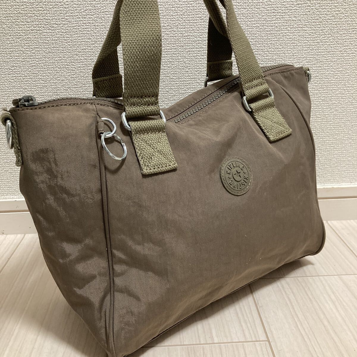 美品 kipling キプリング レディース メンズ ハンドバッグ トートバッグ マザーズバッグ ナイロン カーキ ブラウン 軽量 頑丈 ブランド_画像2