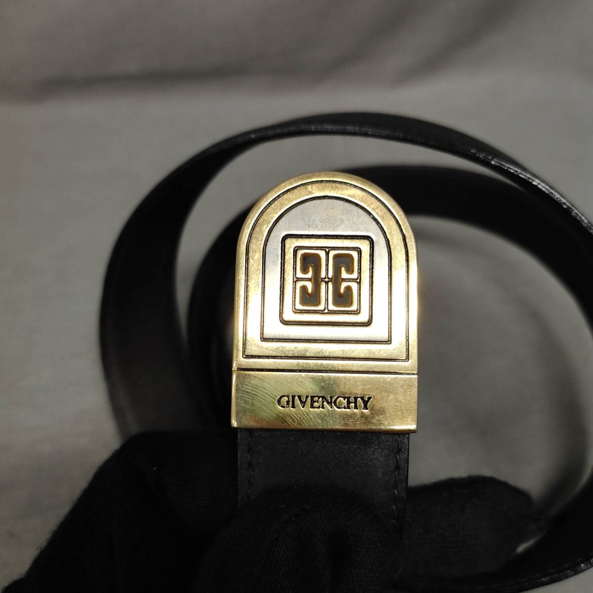 060327 255052 GIVENCHY Givenchy belt leather black Gold color metal fittings total length : approximately 112cm clothing accessories fashion accessories USED goods 