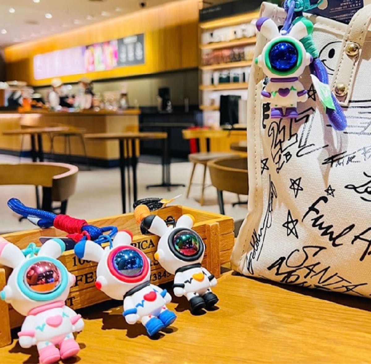 宇宙服　うさぎ　韓国　チャーム　かわいい　キーホルダー　バッグチャーム　紫　白