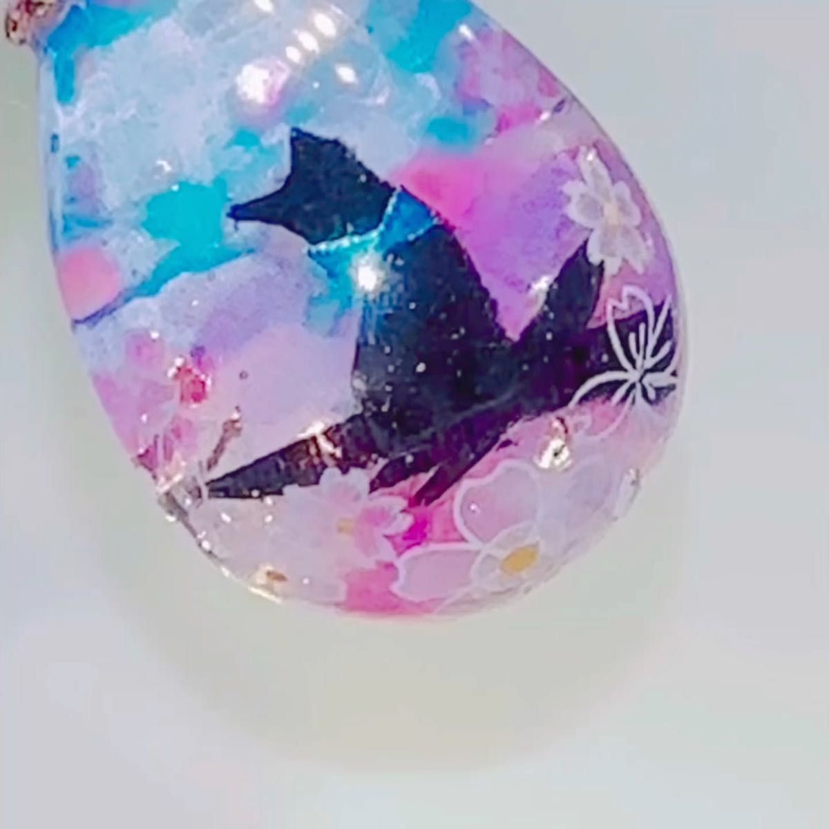 [桜と黒猫〜②] ハンドメイド・レジン/ネックレス・ペンダント・キーホルダー/たまご型チャーム