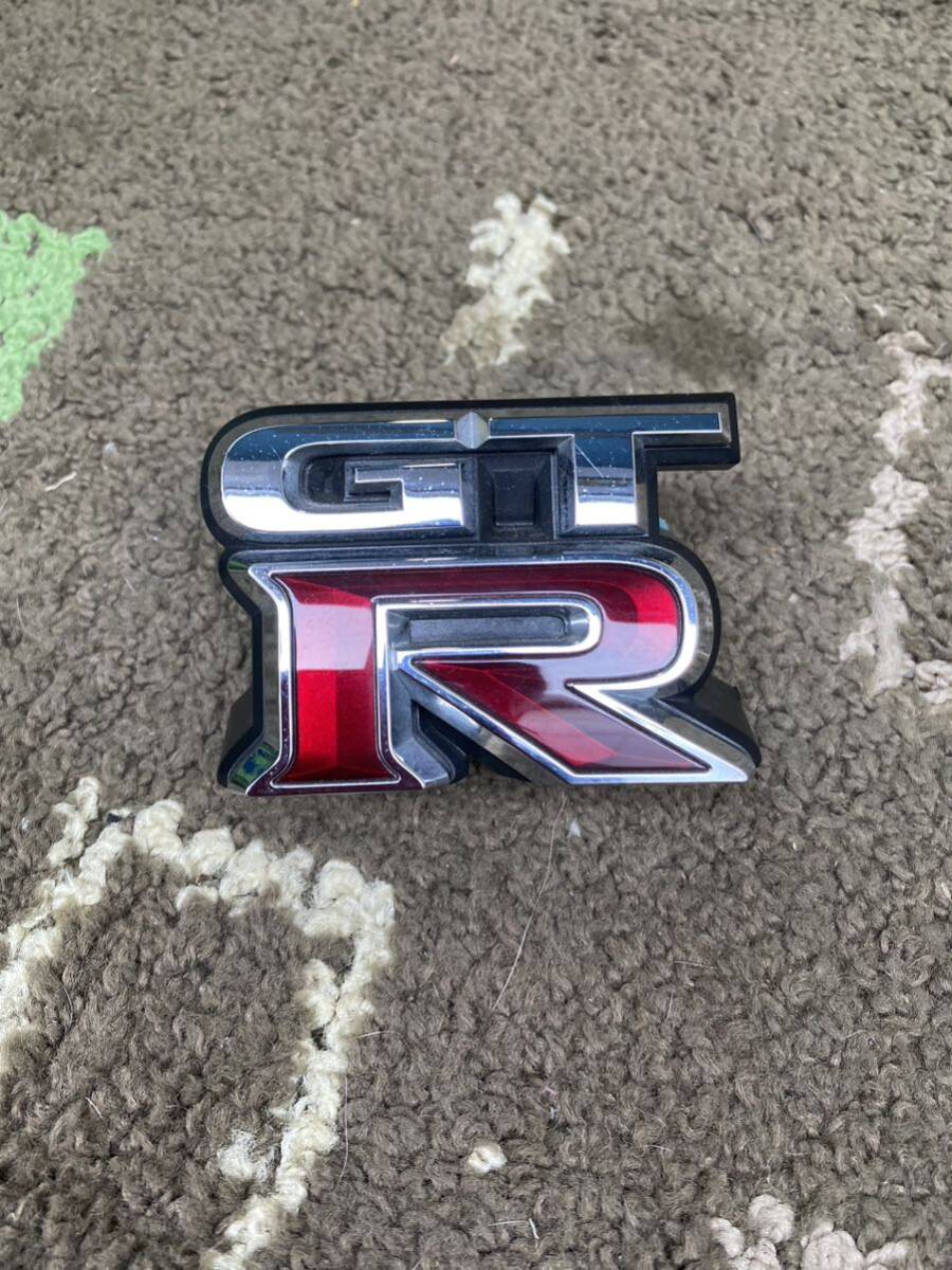 R35-GTRフロントエンブレムMY2017モデル 送料込み！の画像1