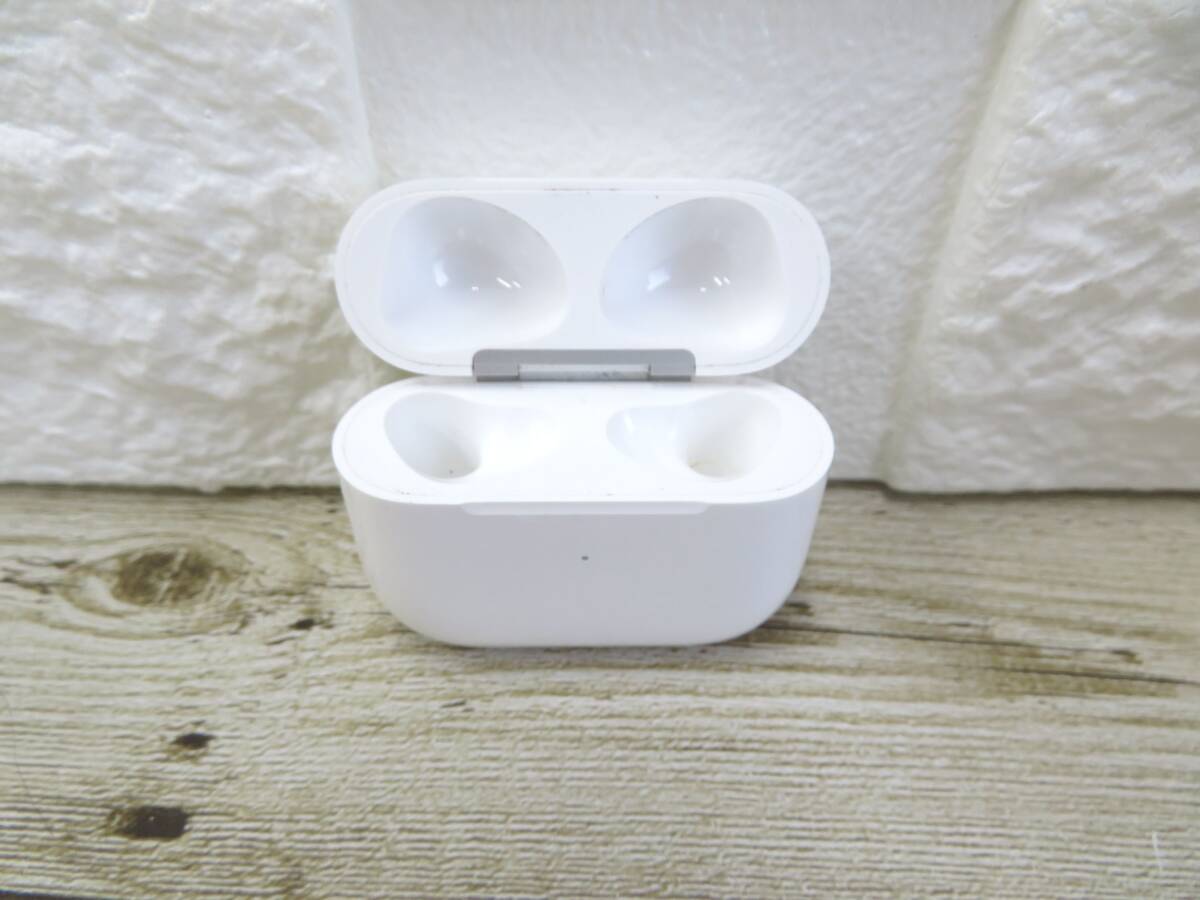 3J226EZE◎充電ケースのみ　Ａpple AirPods 第3世代 ケース A2566 イヤホン無し◎中古品【送料無料】_画像1