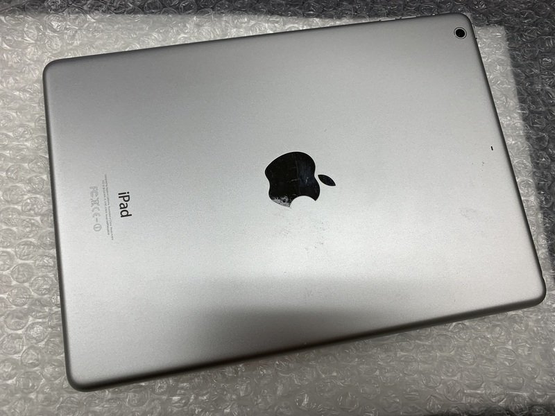 JH106 iPad Air 第1世代 Wi-Fiモデル A1474 シルバー 16GB ジャンク ロックOFFの画像2