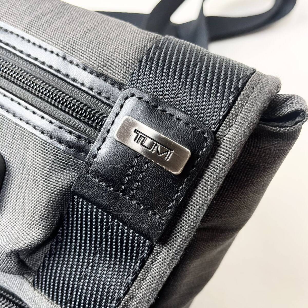 【希少】 TUMI トゥミ キャンバス レザー メンズ ショルダーバッグ サコッシュ グレー系_画像4