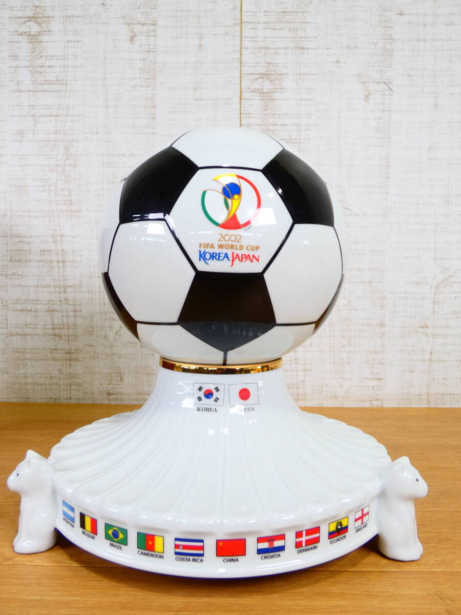 2002年 FIFA W杯 日韓ワールドカップ 記念品 陶器製 サッカーボール 置物 出場国一覧 趙京 趙京洙 白磁 @100(3)の画像2