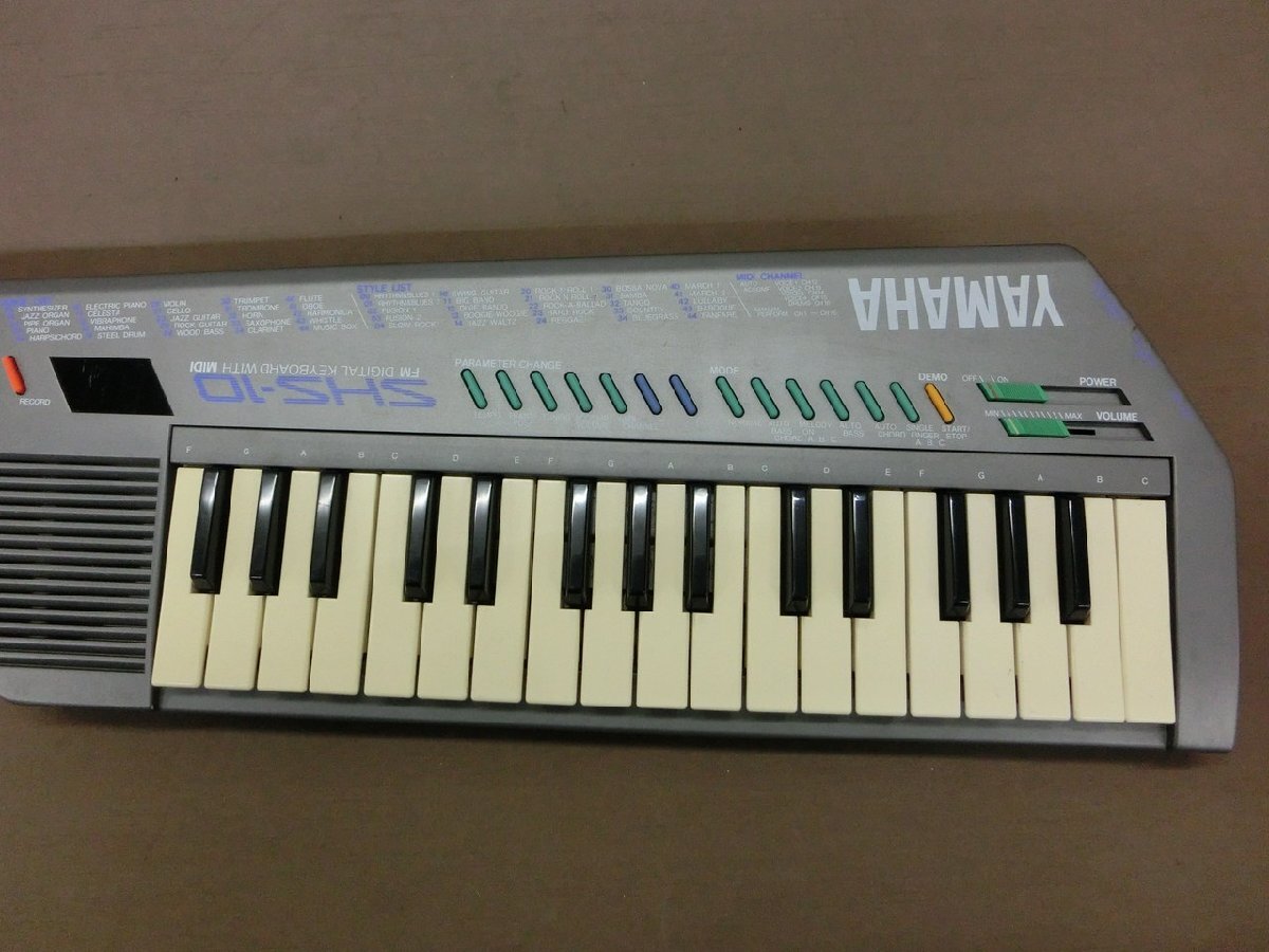 【YU-0048】YAMAHA ヤマハ ショルダー 電子ピアノ SHS-10S 通電確認済 電子キーボード 電子機器 楽器 ショルダー紐欠品 現状品【千円市場】_画像3