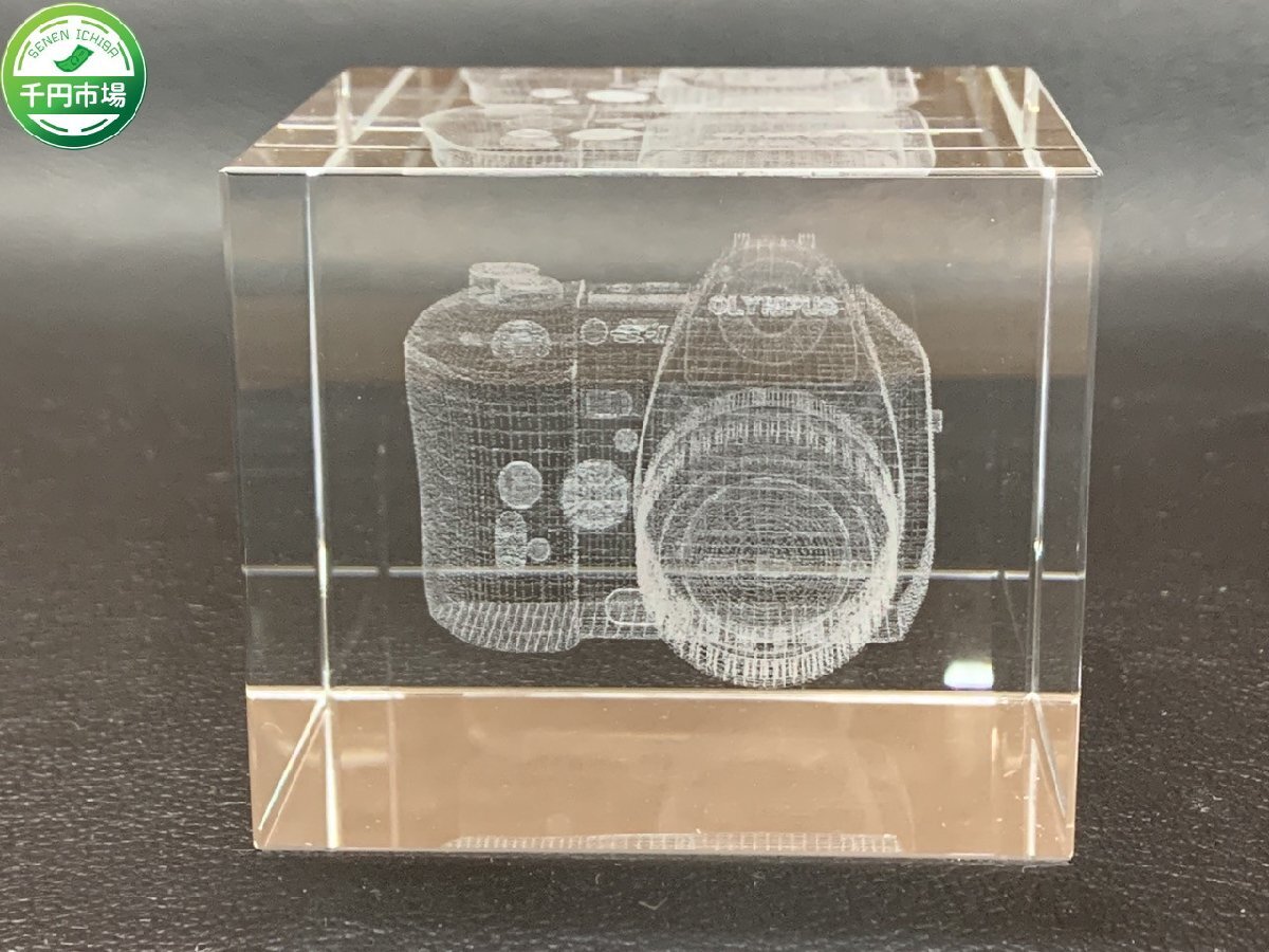 【H2-0149】レア? OLYMPUS カメラ クリスタルアート 3D ガラス ペーパーウエイト インテリア 置物 現状品【千円市場】_画像1