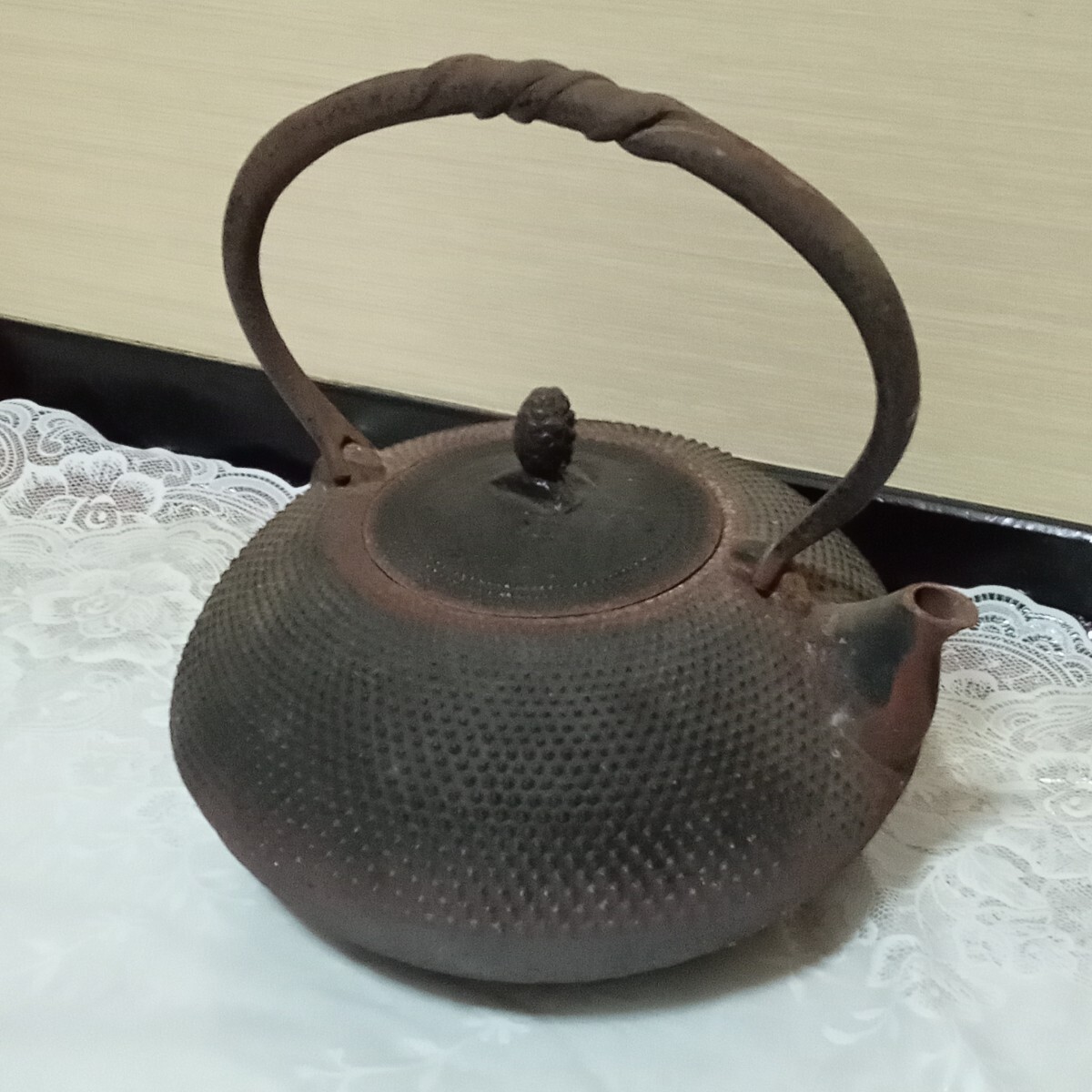 神社の蔵出し品「南部鉄器」 横幅約21cm×縦幅持ちてを含めると約21cm 蓋こみで約14cm 食器 骨董品 茶道具 急須 鉄器 金属工芸 鉄瓶 茶器_画像1