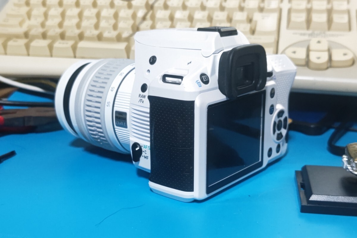 【訳ナシ・病無】PENTAX K-30 ホワイト + 標準レンズ DAL 18-55mm 動作確認済_画像4