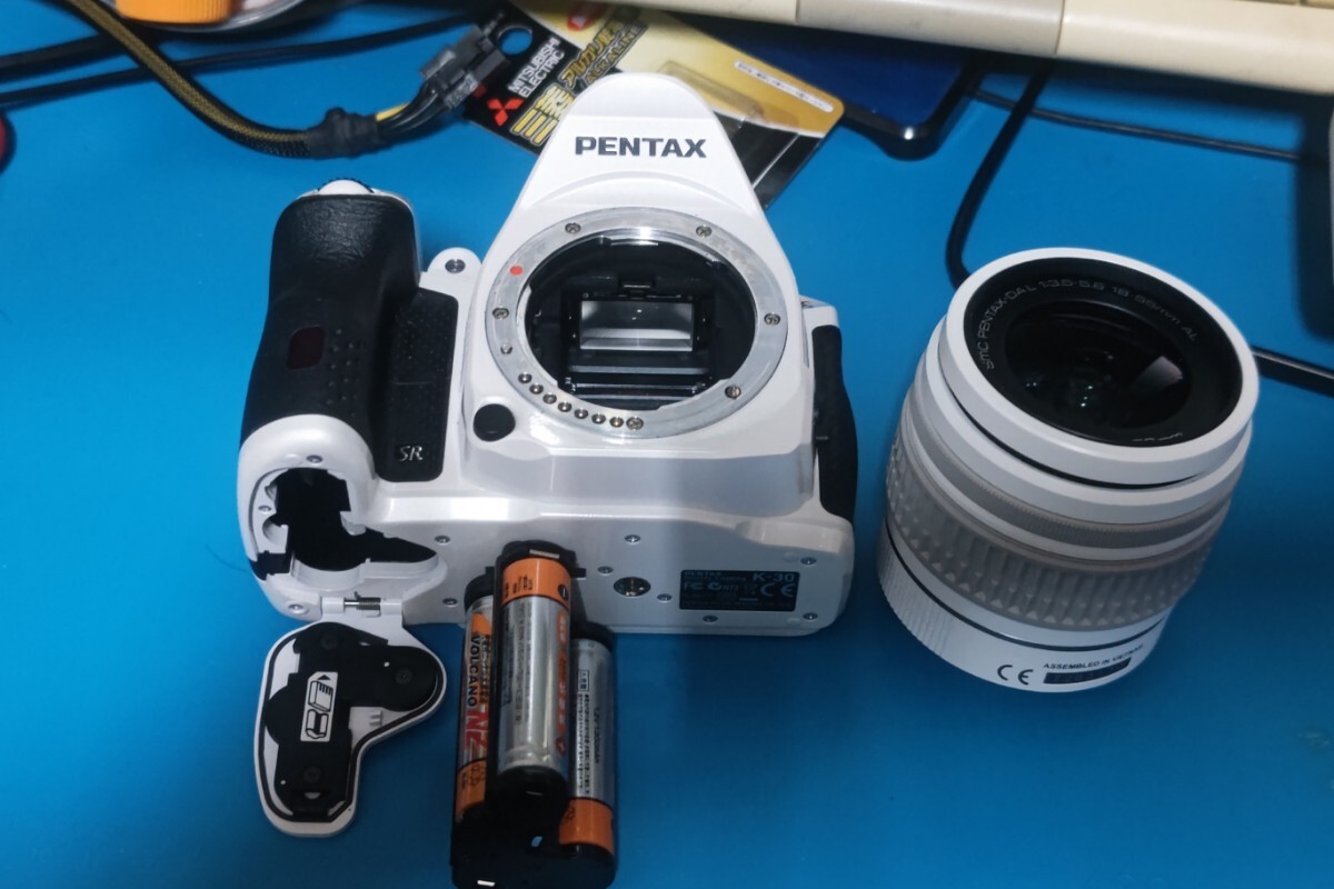 【訳ナシ・病無】PENTAX K-30 ホワイト + 標準レンズ DAL 18-55mm 動作確認済_画像9