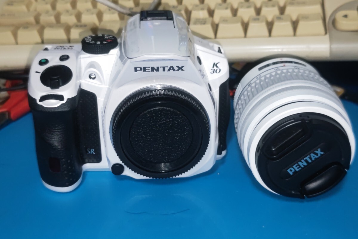 【訳ナシ・病無】PENTAX K-30 ホワイト + 標準レンズ DAL 18-55mm 動作確認済_画像2