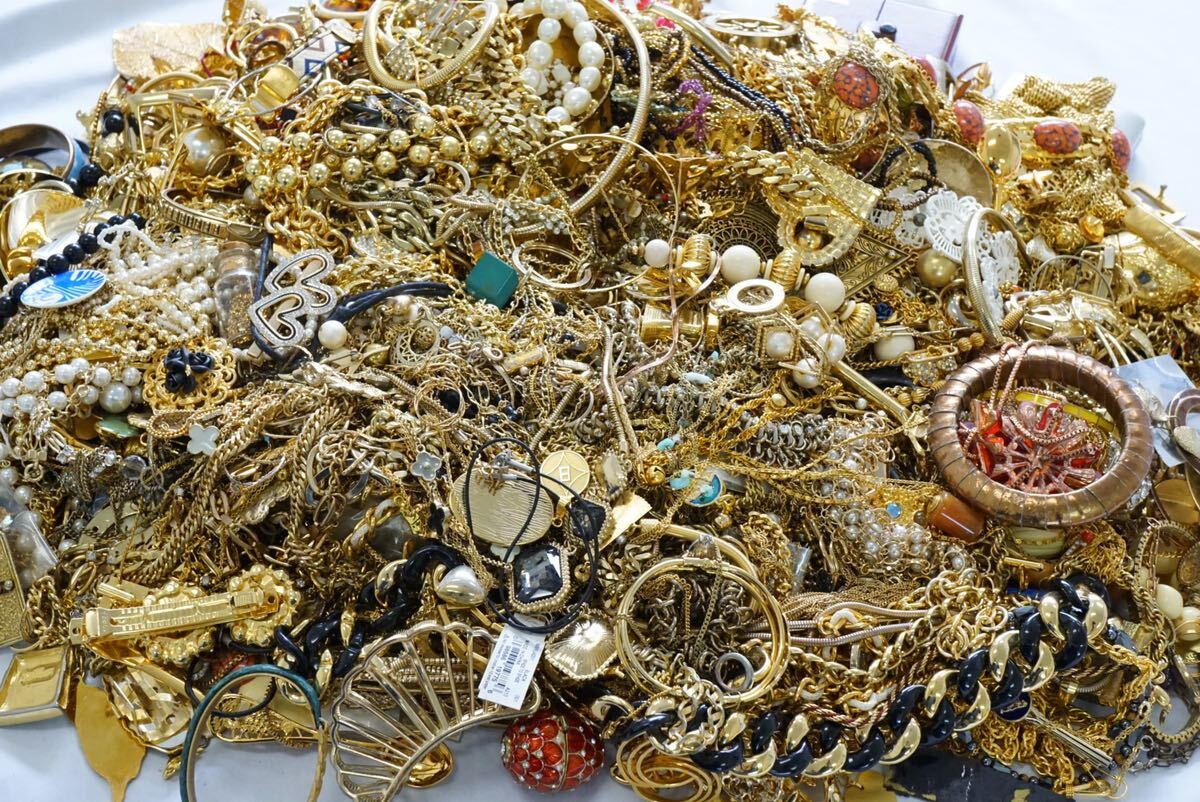  large amount 17kg Gold color accessory necklace ring ring brooch etc. plating Junk . summarize together set sale E230