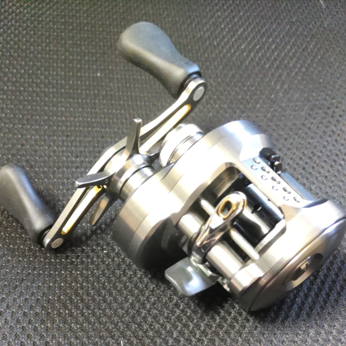 SHIMANO 23 カルカッタコンクエスト BFS XG 右ハンドル 中古超美品 