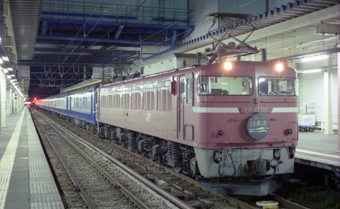 099 [35.nega]EF81101+24 series . pcs passenger car Japan sea Mark direct . Tsu station color nega1 koma 