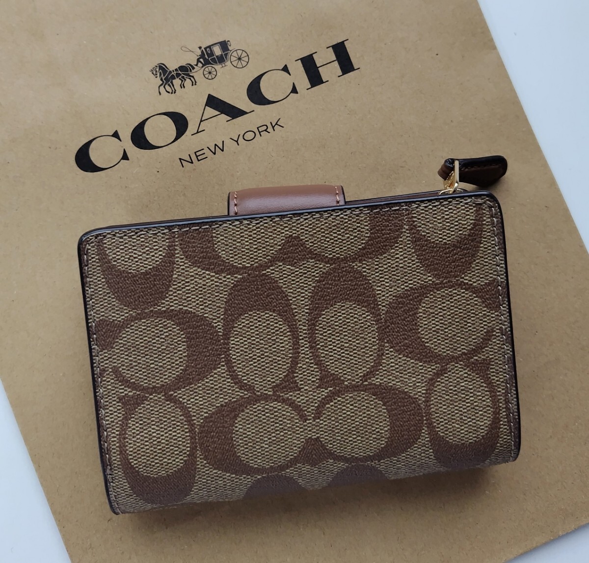 【新品】コーチ　COACH 新作　二つ折り財布　カーキ　サドル