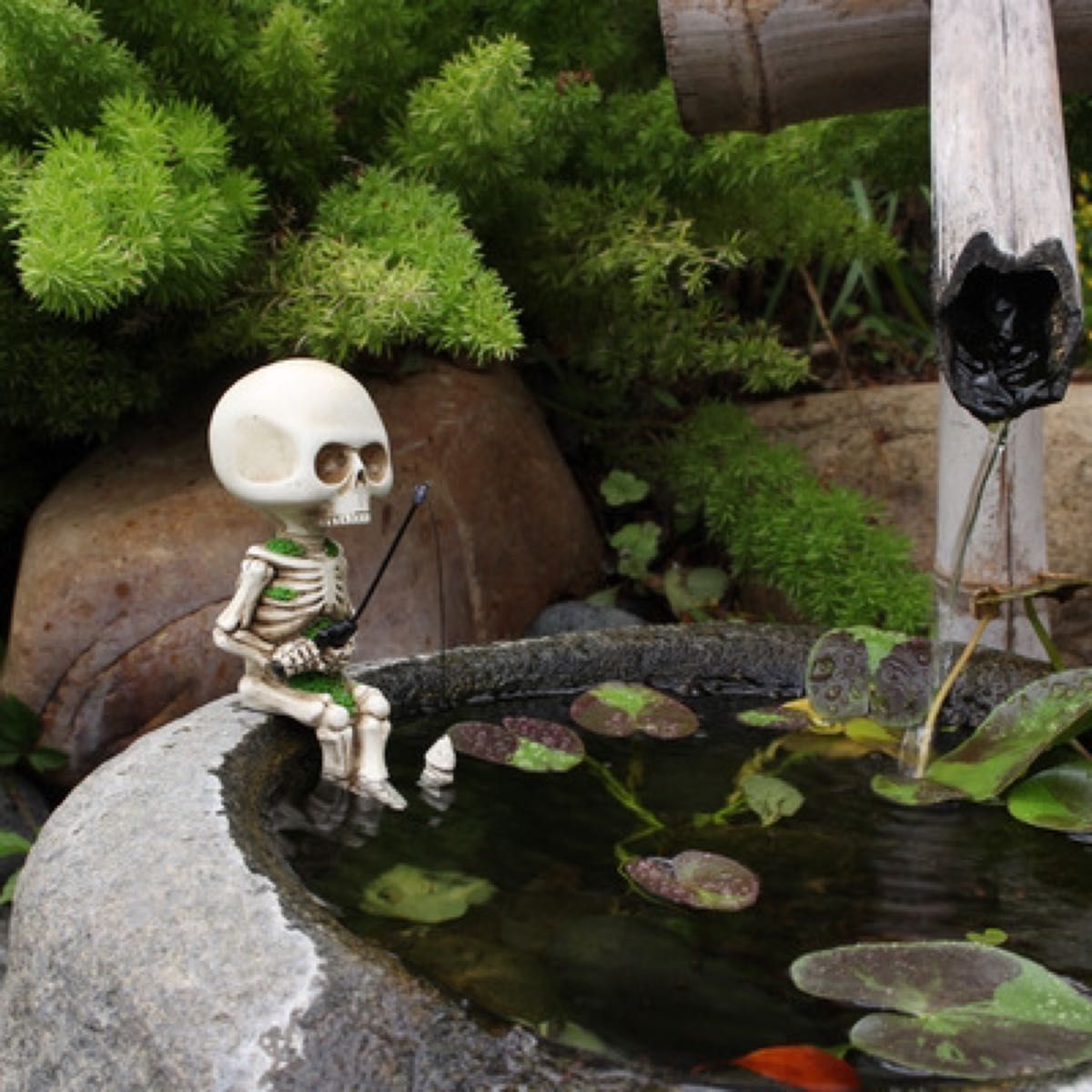 【新品】骸骨　ドクロ　オブジェ　ガーデニング　置物　フィギュア　ハロウィン 不気味 可愛い インテリア 釣竿 魚