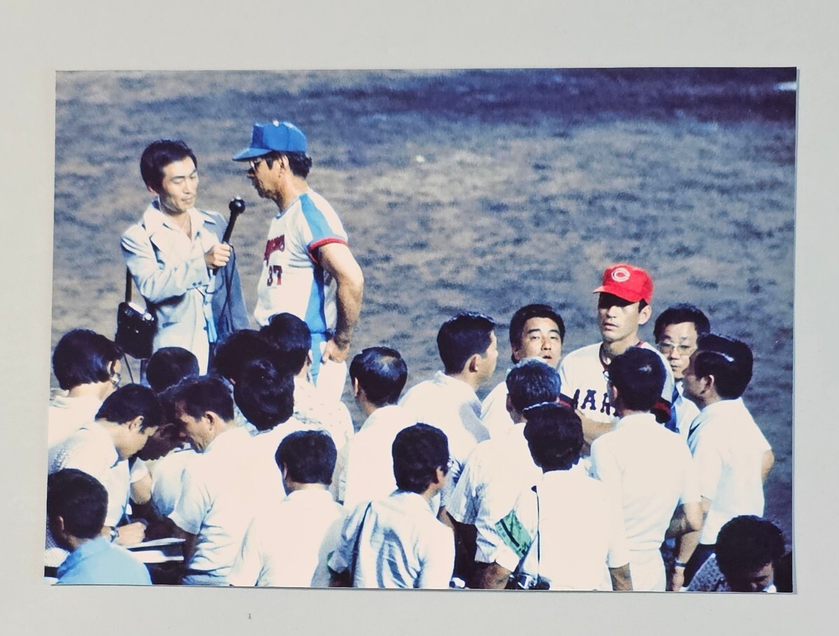 DNP加工のLサイズカラー生写真4枚セット/1975年オールスターゲーム第一戦のMVPに輝いた、山本浩二選手(広島) 与那嶺監督(中日)の姿もの画像4