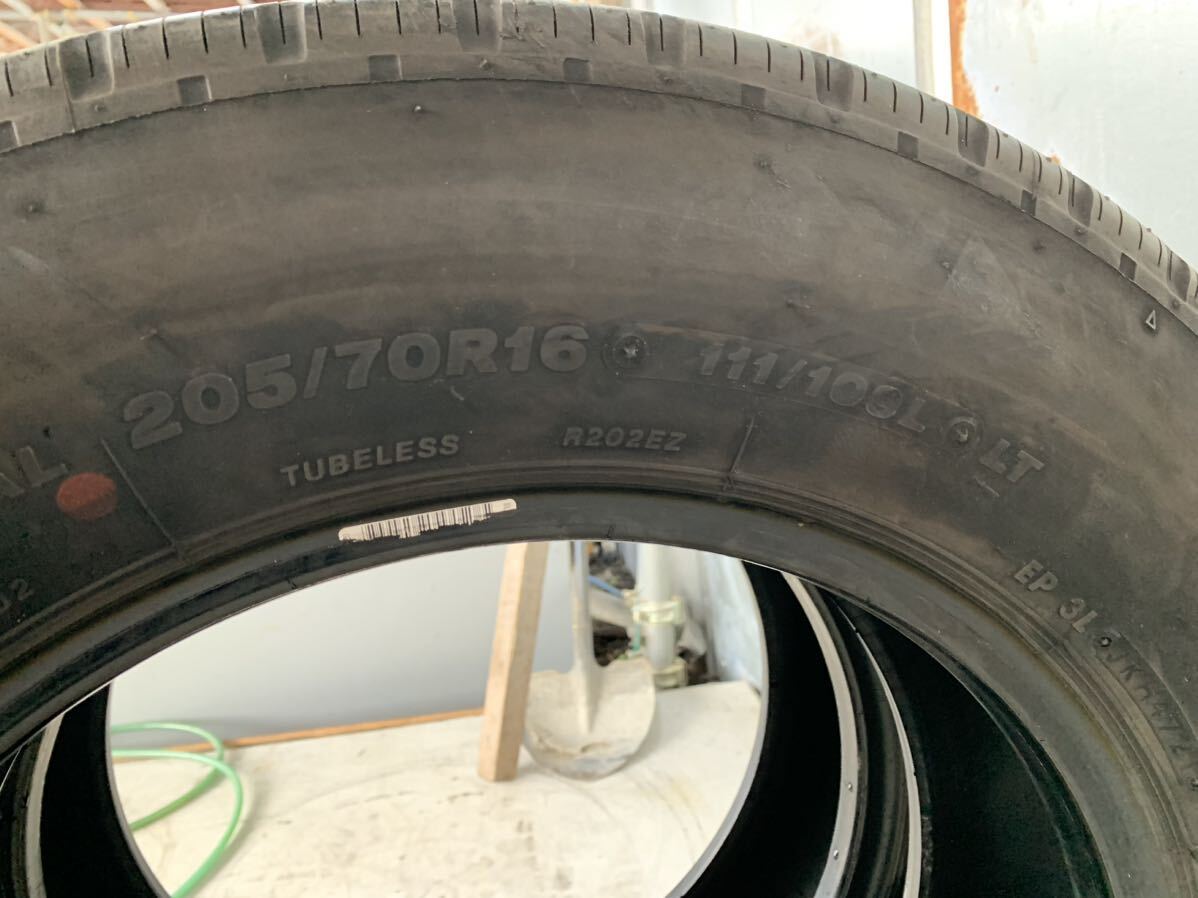 送料込み！205/70R16 BRIDGESTONE R202 21年製 5mm 中古トラックタイヤ２本_画像4