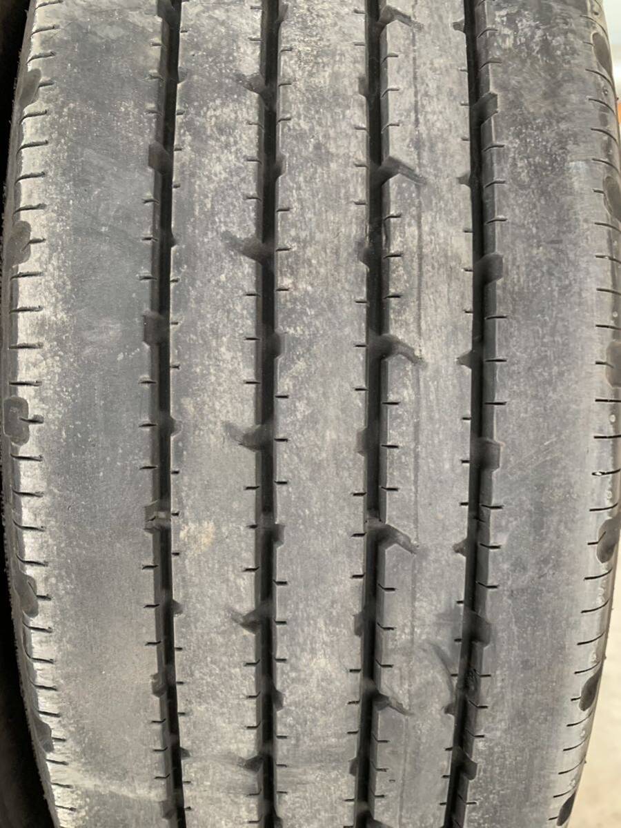 送料込み！205/70R16 BRIDGESTONE R202 21年製 5mm 中古トラックタイヤ２本_画像2